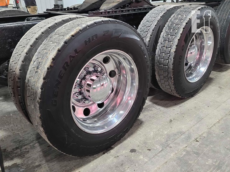 2016-kenworth-t800-image-31