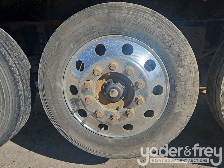 2019-freightliner-122sd-image-12
