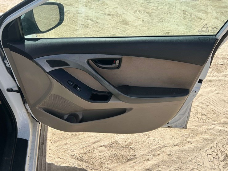 2015-hyundai-elantra-4-door-sedan-(177,178-miles)-image-18