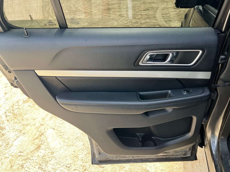 2016-ford-explorer-image-14