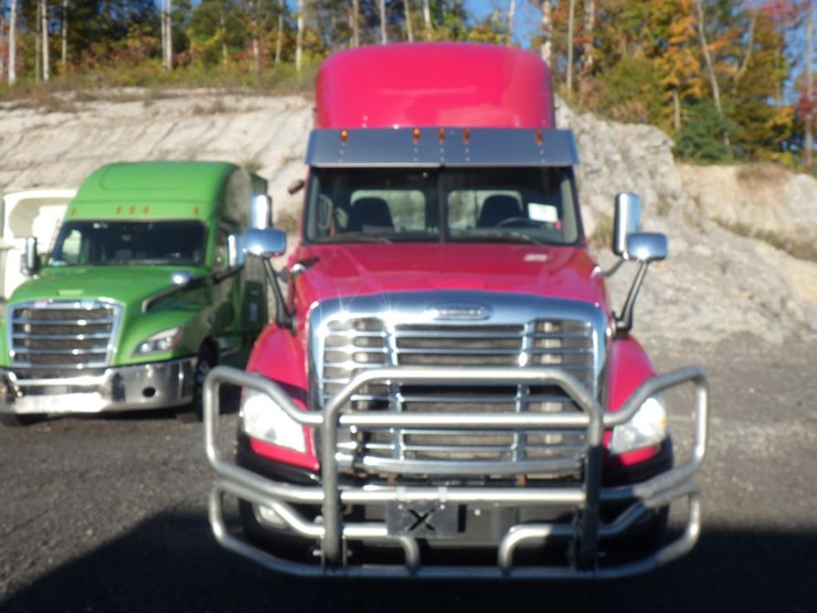 2017-freightliner-cascadia-125-image-2