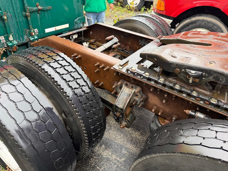 #1662-•-volvo-sleeper-cab-truck-tractor-image-27