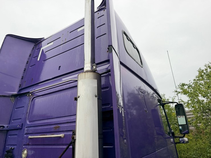 #1662-•-volvo-sleeper-cab-truck-tractor-image-25