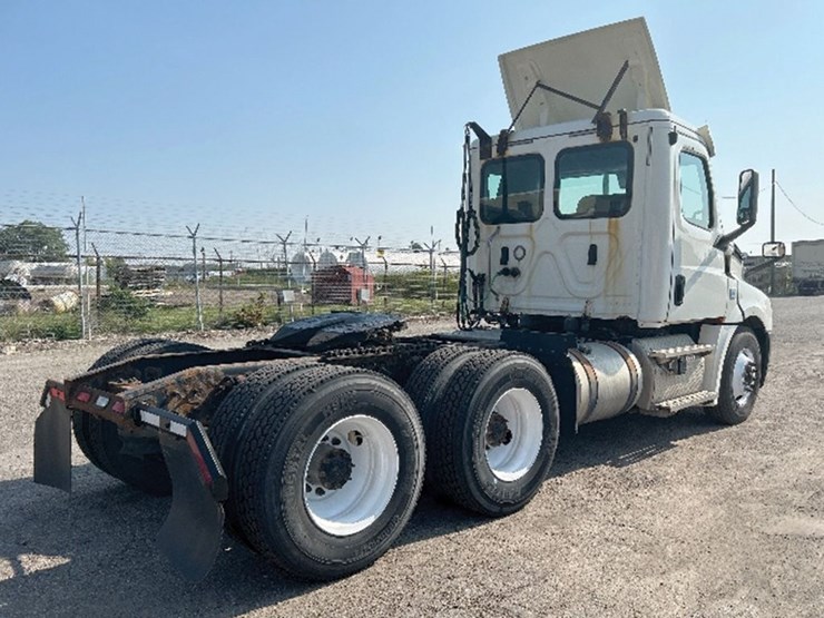 2019-freightliner-cascadia-126-image-2