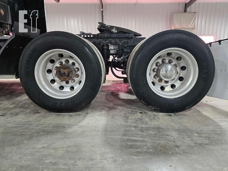 2021-peterbilt-579-image-19