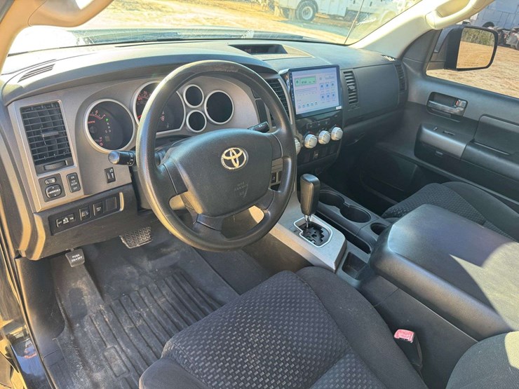 2011-toyota-tundra-sr5-image-11