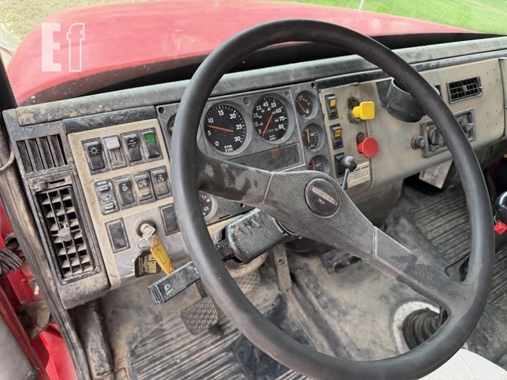 2000-freightliner-fl112-image-17