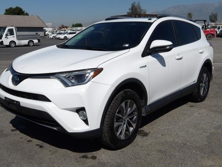 2017-toyota-rav4-xle-image-1