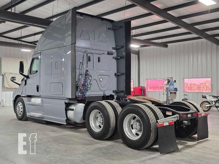 2020-freightliner-cascadia-126-image-4