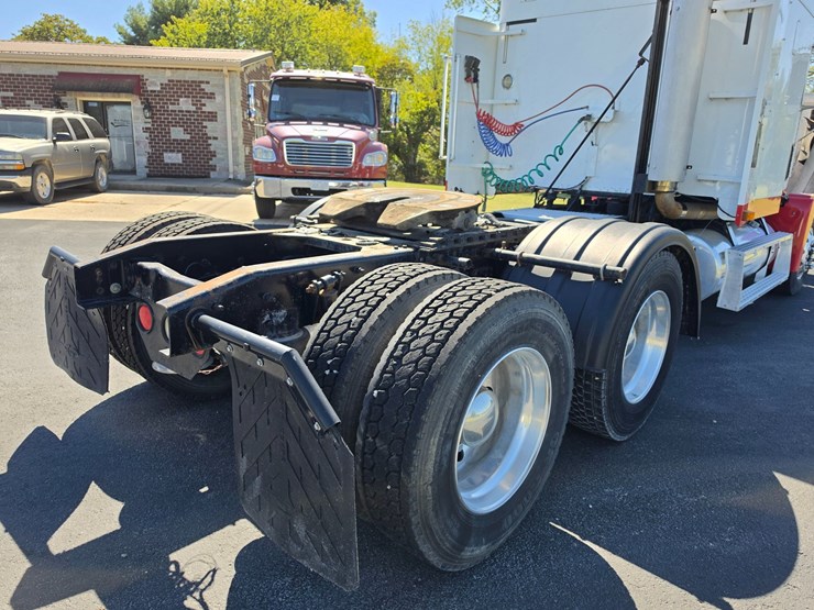 2001-freightliner-fld120-image-74