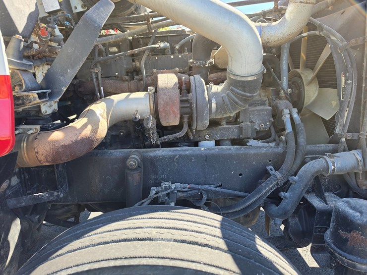 2001-freightliner-fld120-image-32