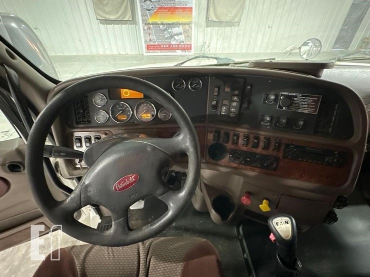 2012-peterbilt-587-image-14