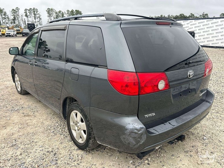 2007-toyota-sienna-image-4
