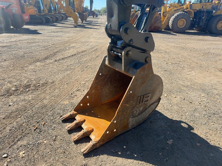 2010-deere-135d-image-9