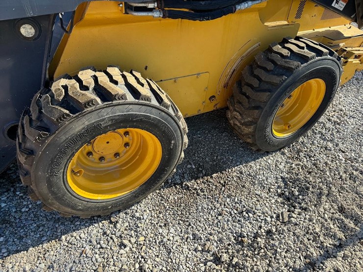 2016-deere-326e-image-12