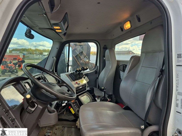 2019-freightliner-108sd-image-14