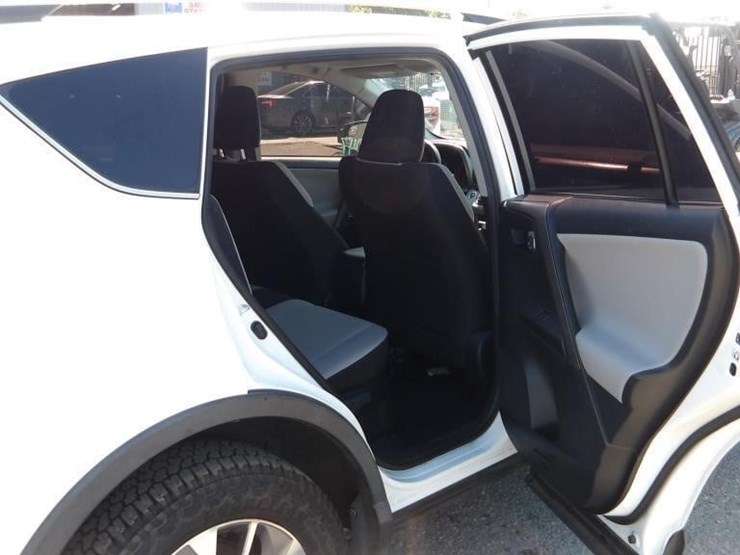 2017-toyota-rav4-xle-image-11