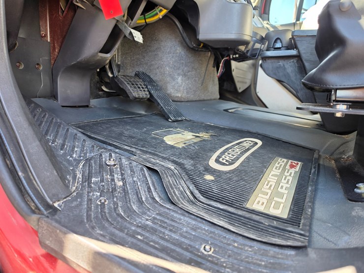 2007-freightliner-m2-106-image-50