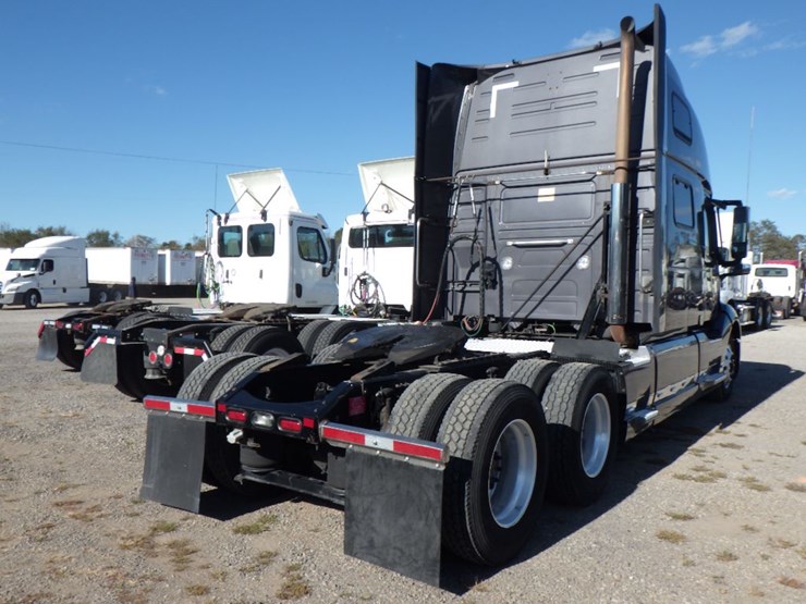 2020-volvo-vnl860-image-10