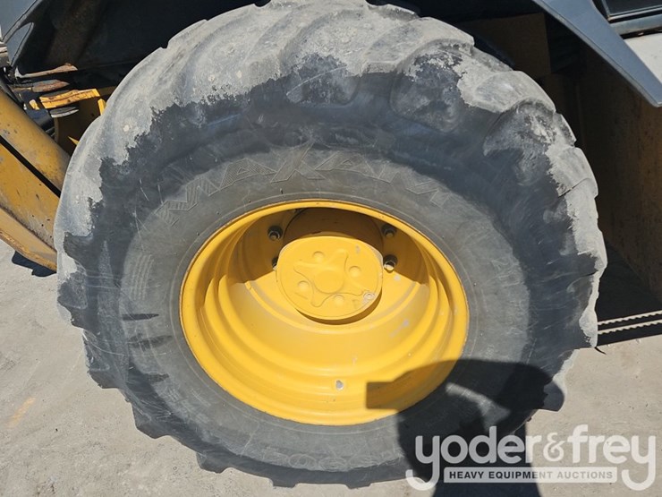 2018-deere-410l-image-11