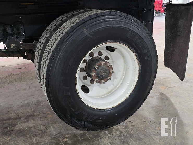 2016-freightliner-m2-106-image-23