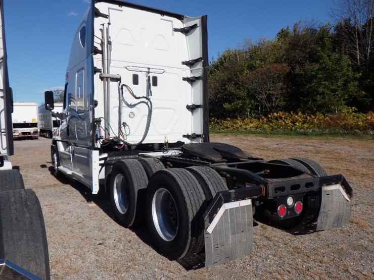 2017-freightliner-cascadia-125-image-12