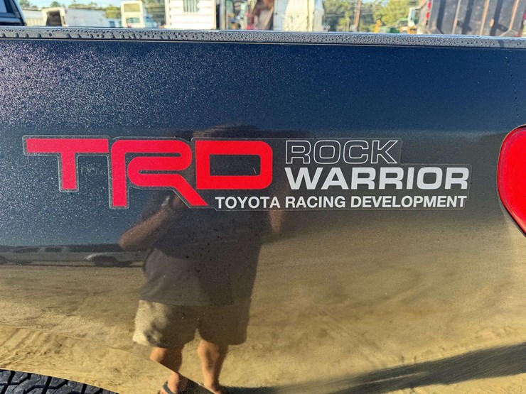 2011-toyota-tundra-sr5-image-28