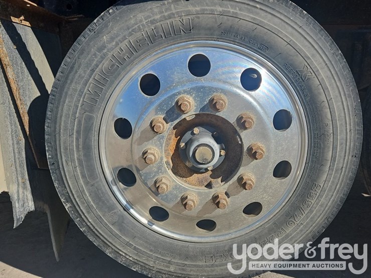 2019-freightliner-122sd-image-11