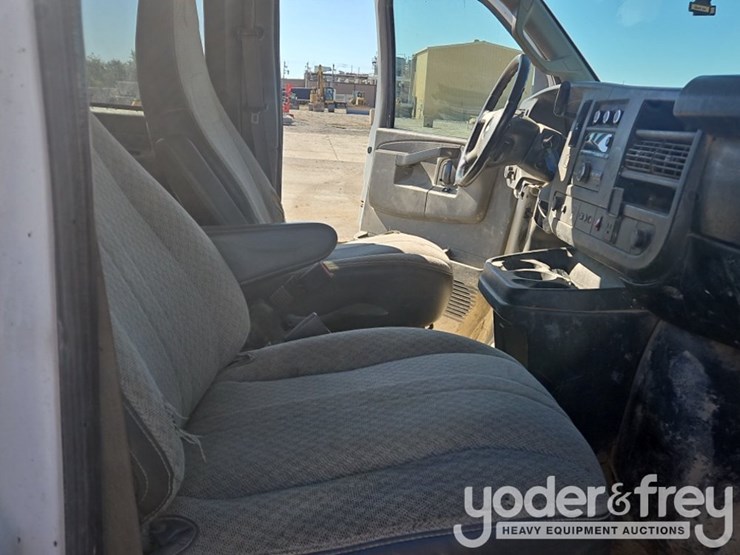 2017-chevrolet-3500-image-28