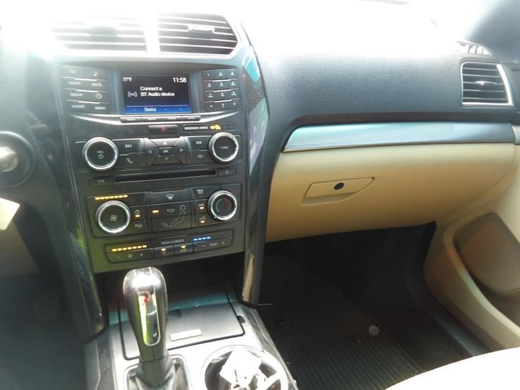 2016-ford-explorer-image-19