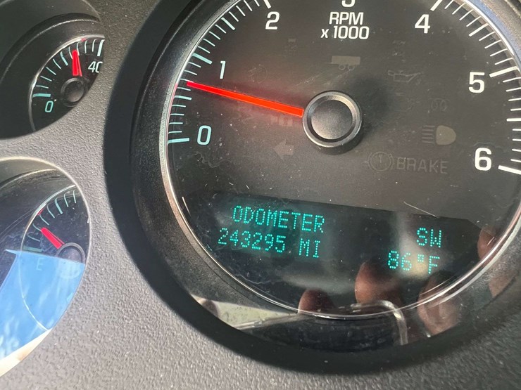 2012-chevrolet-tahoe-image-28