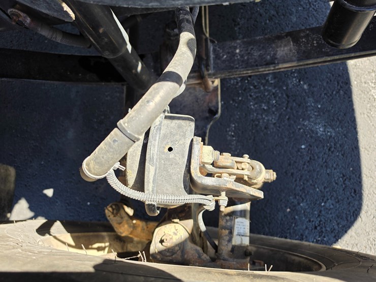2007-freightliner-m2-106-image-37