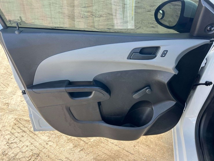 2019-chevrolet-sonic-4-door-sedan-(117,687-miles)-image-9