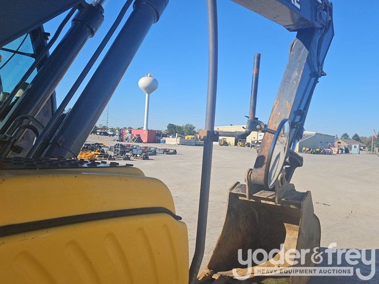 2011-deere-200d-image-14