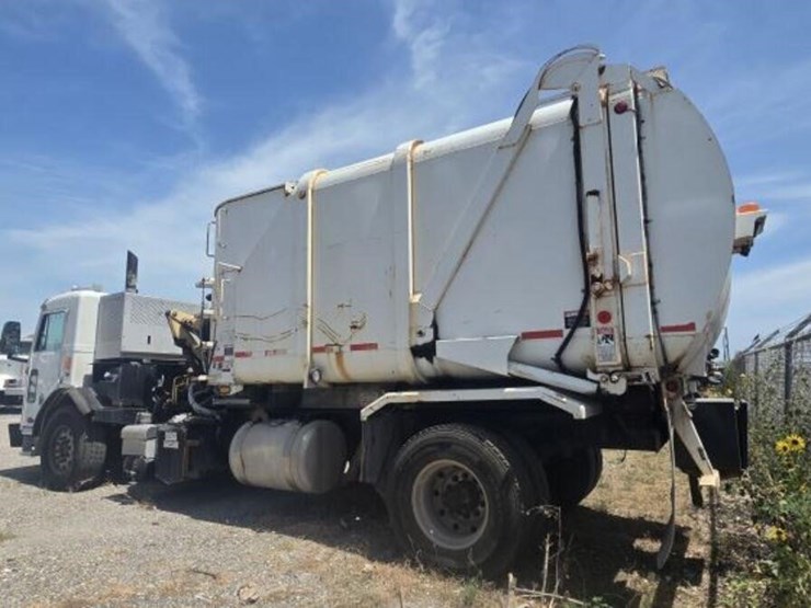 2014-peterbilt-320-image-4