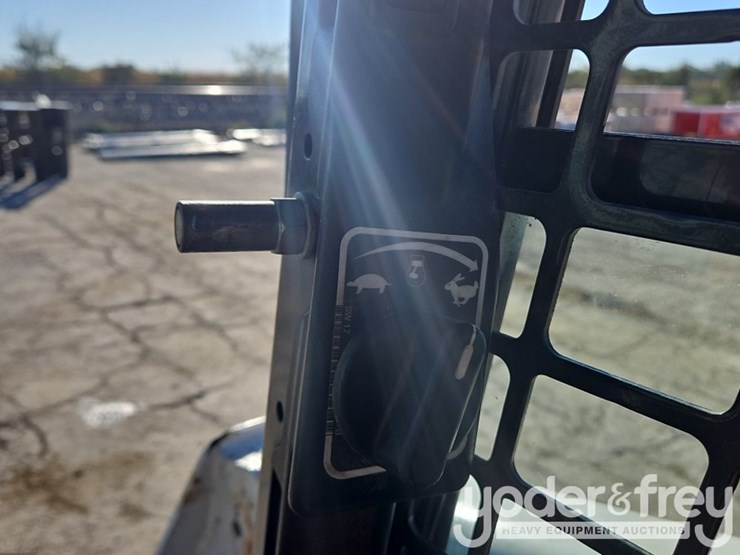 2022-bobcat-t870-image-34