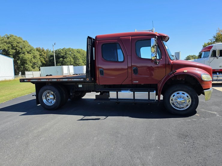 2007-freightliner-m2-106-image-17