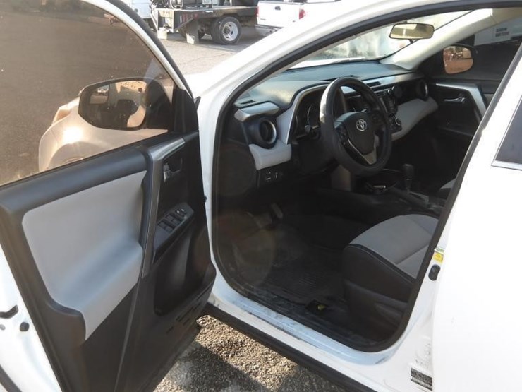 2016-toyota-rav4-xle-image-14