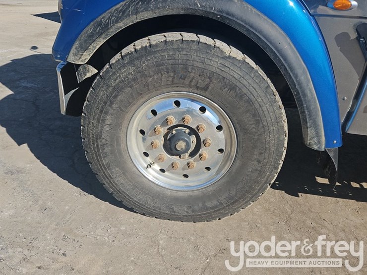 2019-freightliner-122sd-image-10