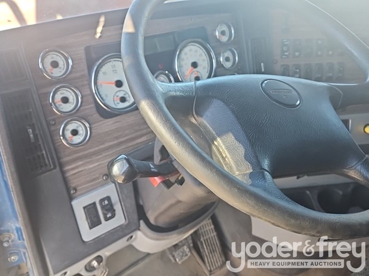 2019-freightliner-122sd-image-24