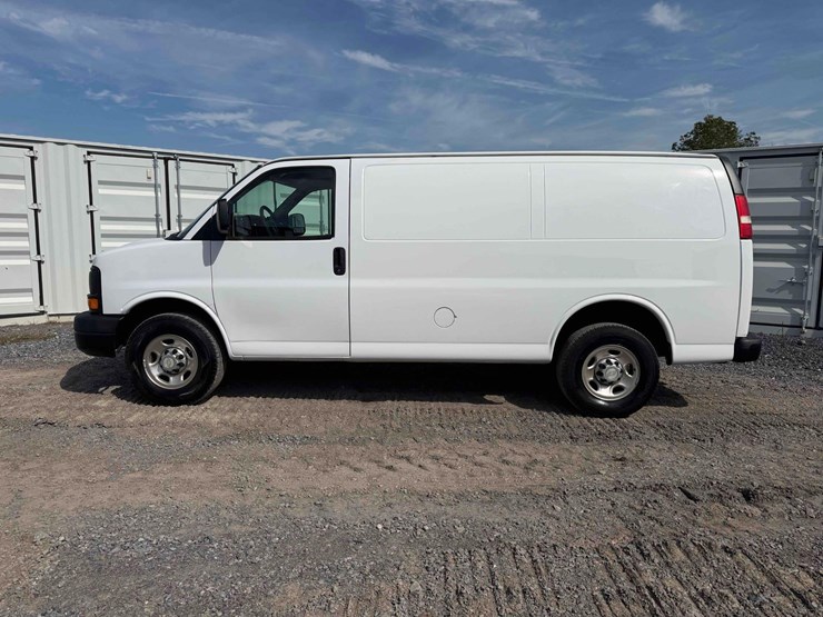 2010-chevrolet-cargo-van-image-2