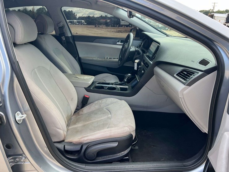 2017-hyundai-sonata-4-door-sedan-(165,391-miles)-image-19