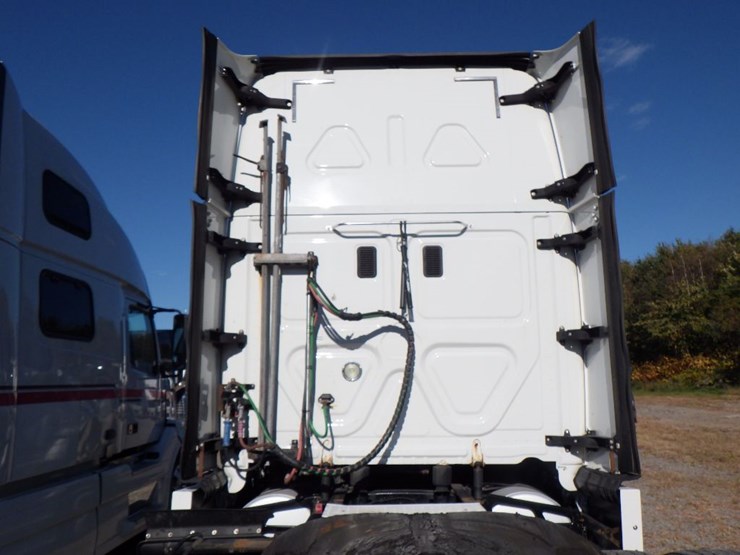 2017-freightliner-cascadia-125-image-11