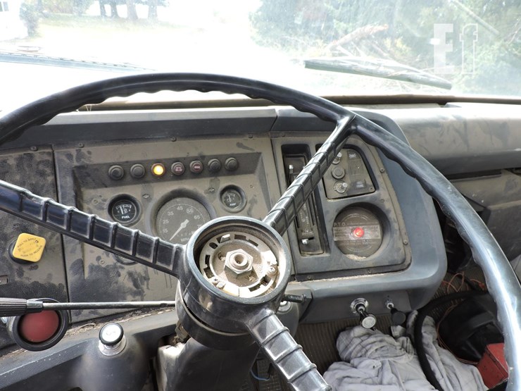 1985-ford-700-image-8
