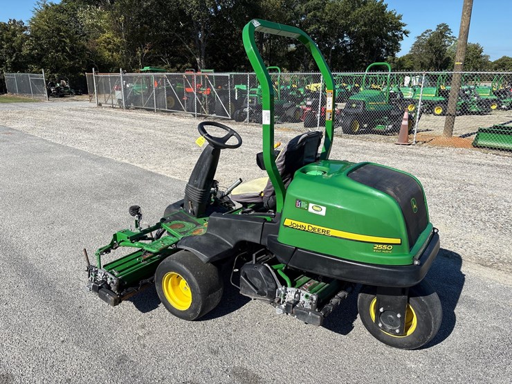 #1083-•-john-deere-2550e-*diesel*-riding-greensmower-image-3