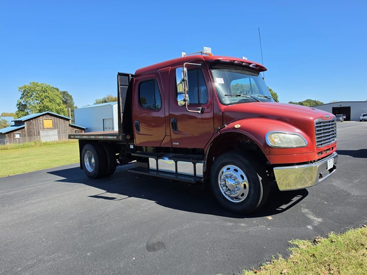 2007-freightliner-m2-106-image-19