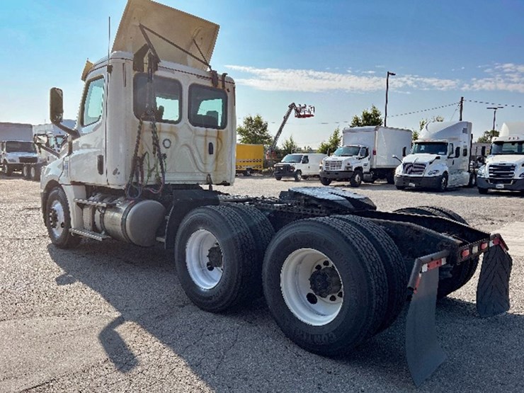 2019-freightliner-cascadia-126-image-2