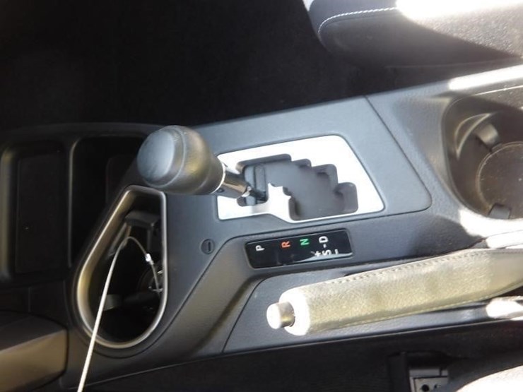 2016-toyota-rav4-xle-image-21