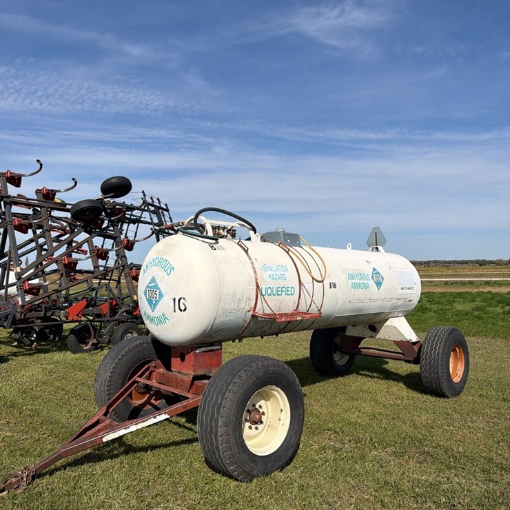 11-6 1450 gallon NH3 tank, 16.5 - 22.5 tires