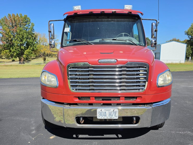 2007-freightliner-m2-106-image-22